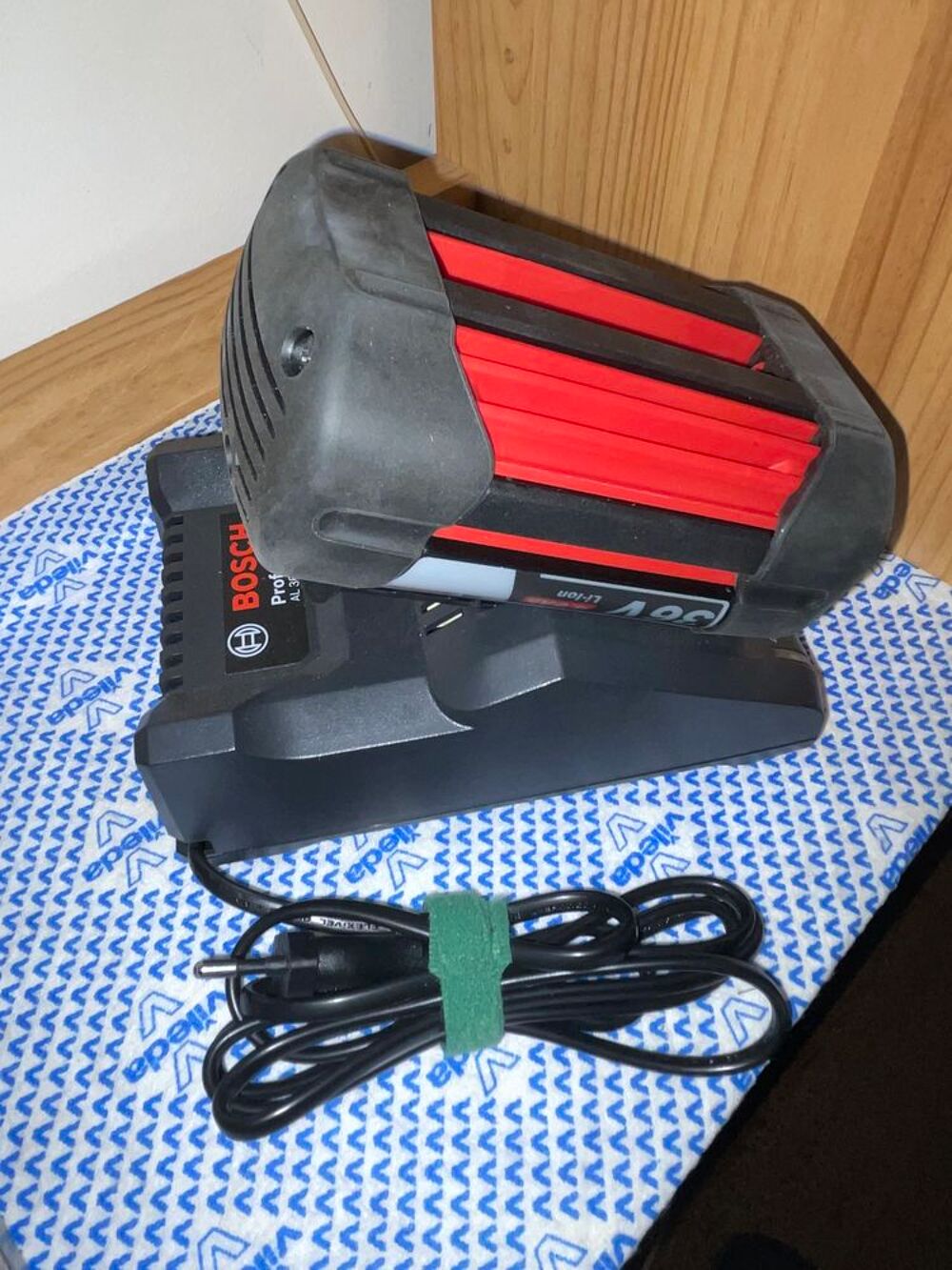 Tondeuse &agrave; gazon BOSCH sans fil - Batterie 4AH - 42cm Jardin