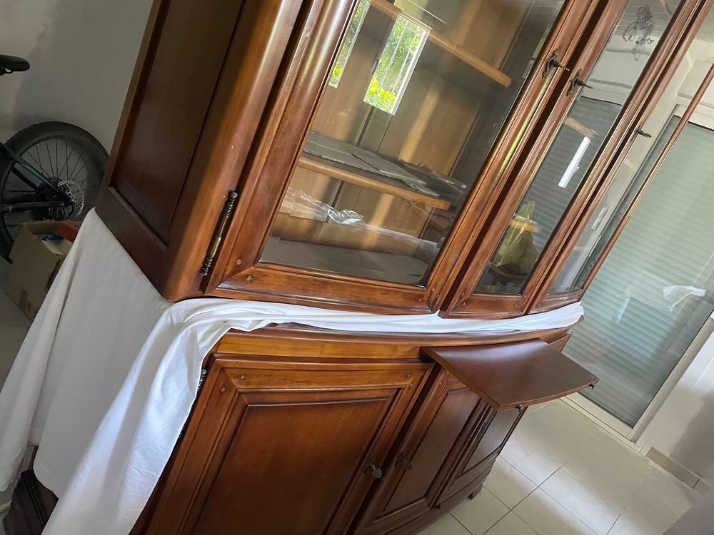 TRES BEAU MEUBLE BAS 3 PORTES AVEC VITRINE. FORME ARRONDIE EN MERISIER Meubles