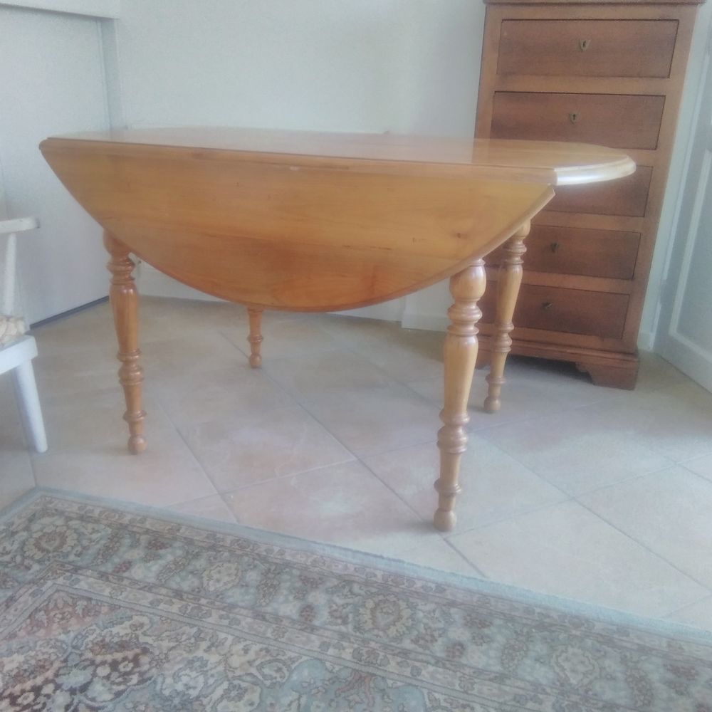 Table ronde diam&egrave;tre 130 cm - 2 pans pliables
Meubles