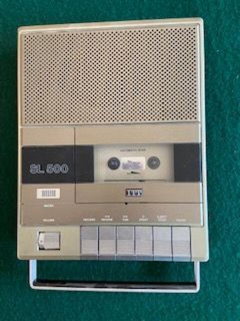 Magn�tophone + casque 
Gris - 24x19x5 cm
45 Le Plessis-P�t� (91)