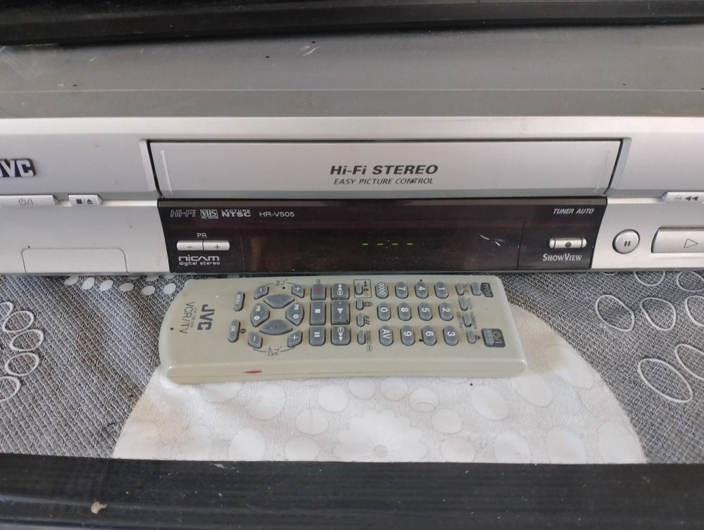 cassettes VHS(150) et lecteur neuf Audio et hifi