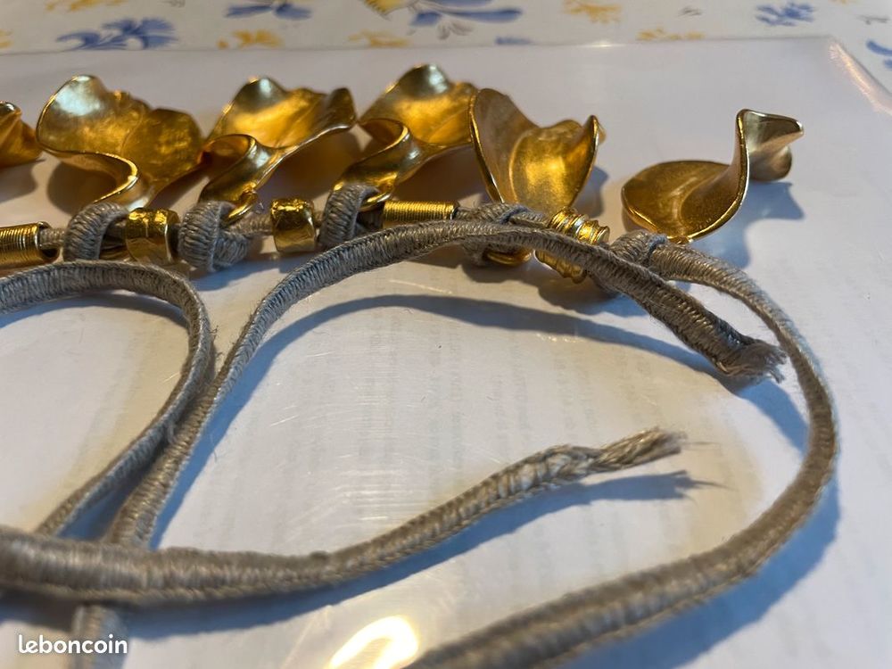 Collier souple feuilles dor&eacute;es sur lacet beige ANTIGONA Bijoux et montres