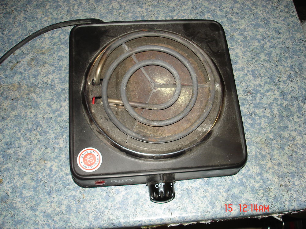 plaque de cuisson de couleur noire Electroménager