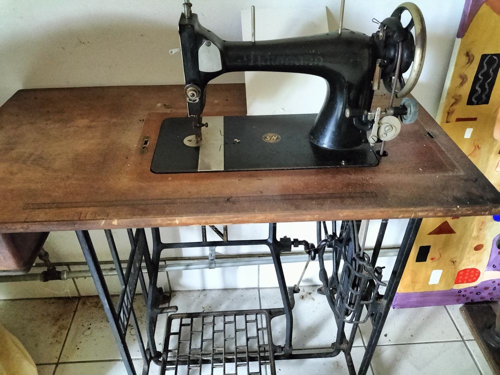 Machine &agrave; coudre manuelle an 50 Meubles