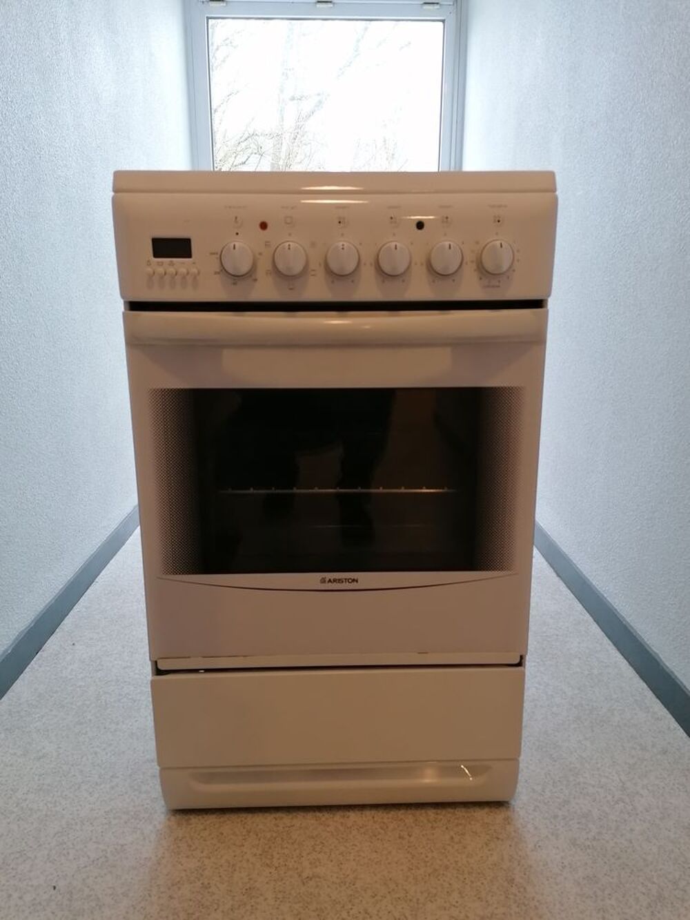 CUISINIERE VITROCERAMIQUE ARISTON EN TRES BON ETAT Electroménager