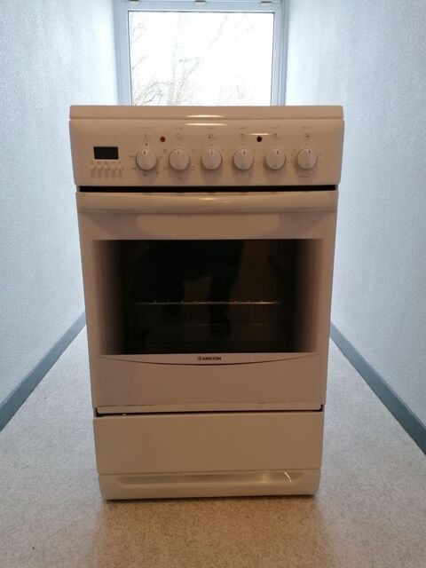CUISINIERE VITROCERAMIQUE ARISTON EN TRES BON ETAT 110 Angers (49)