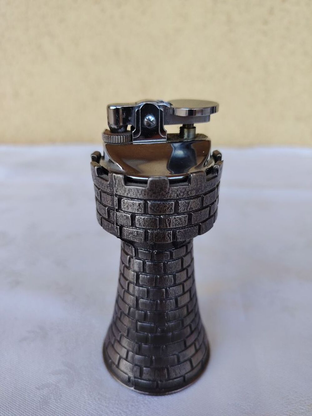 Briquet de table tour cr&eacute;nel&eacute;e
