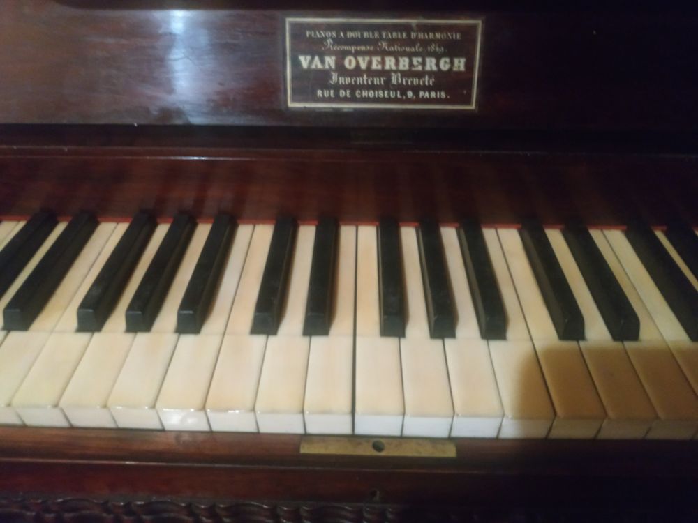 Donne piano droit baroque Instruments de musique