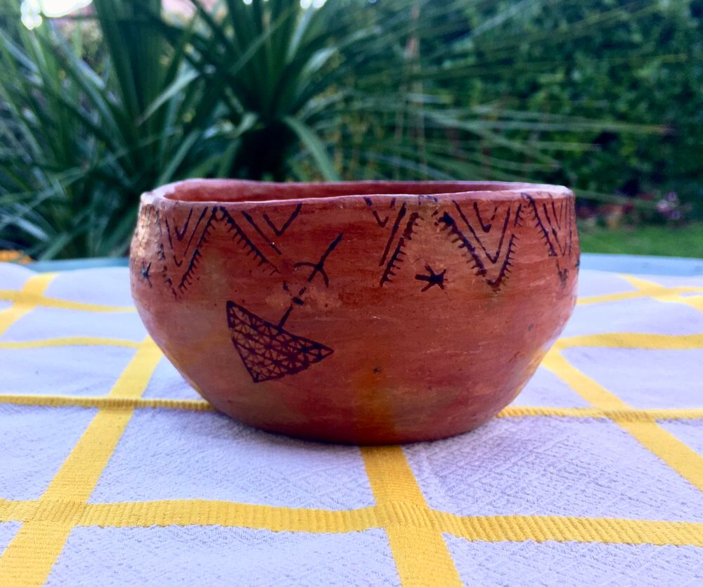 Coupe artisanale africaine ancienne sign&eacute;e, terre cuite Décoration