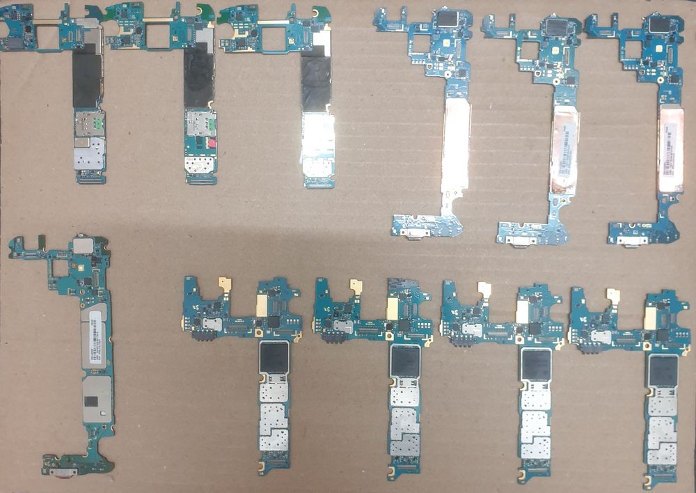 Lot de smartphones Samsung pour pi&egrave;ces 2 Téléphones et tablettes
