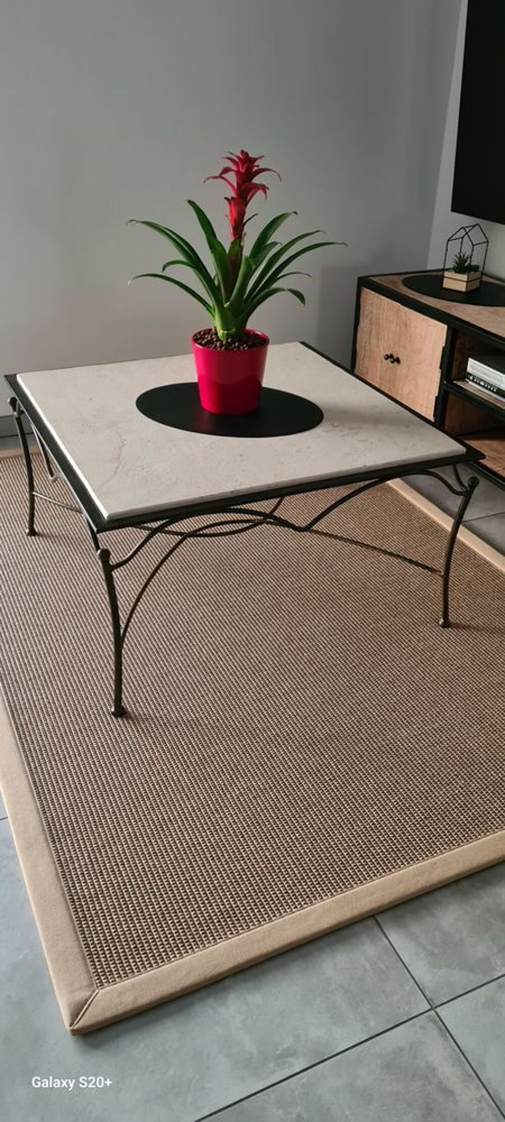 Tr&egrave;s belle table basse pierre et fer forg&eacute;. Meubles
