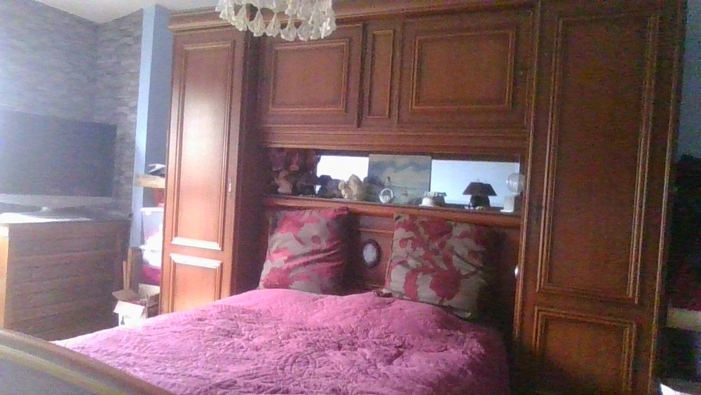 chambre avec lit pont, avec penderie, rangements. Meubles