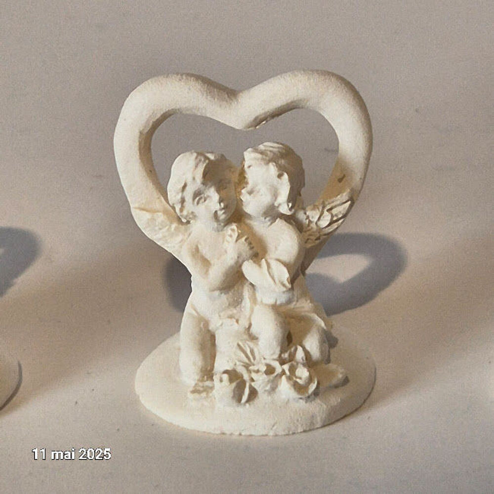 Lot de 3 couples d'anges assis devant un coeur g&eacute;ant Décoration