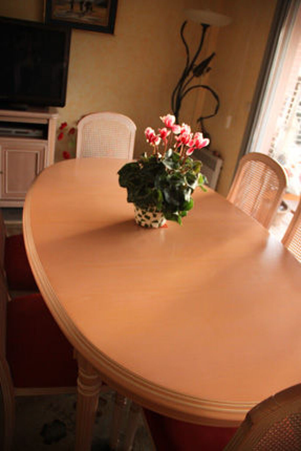 Table ovale avec rallonge int&eacute;gr&eacute;e h&ecirc;tre c&eacute;rus&eacute; 8 personnes Meubles