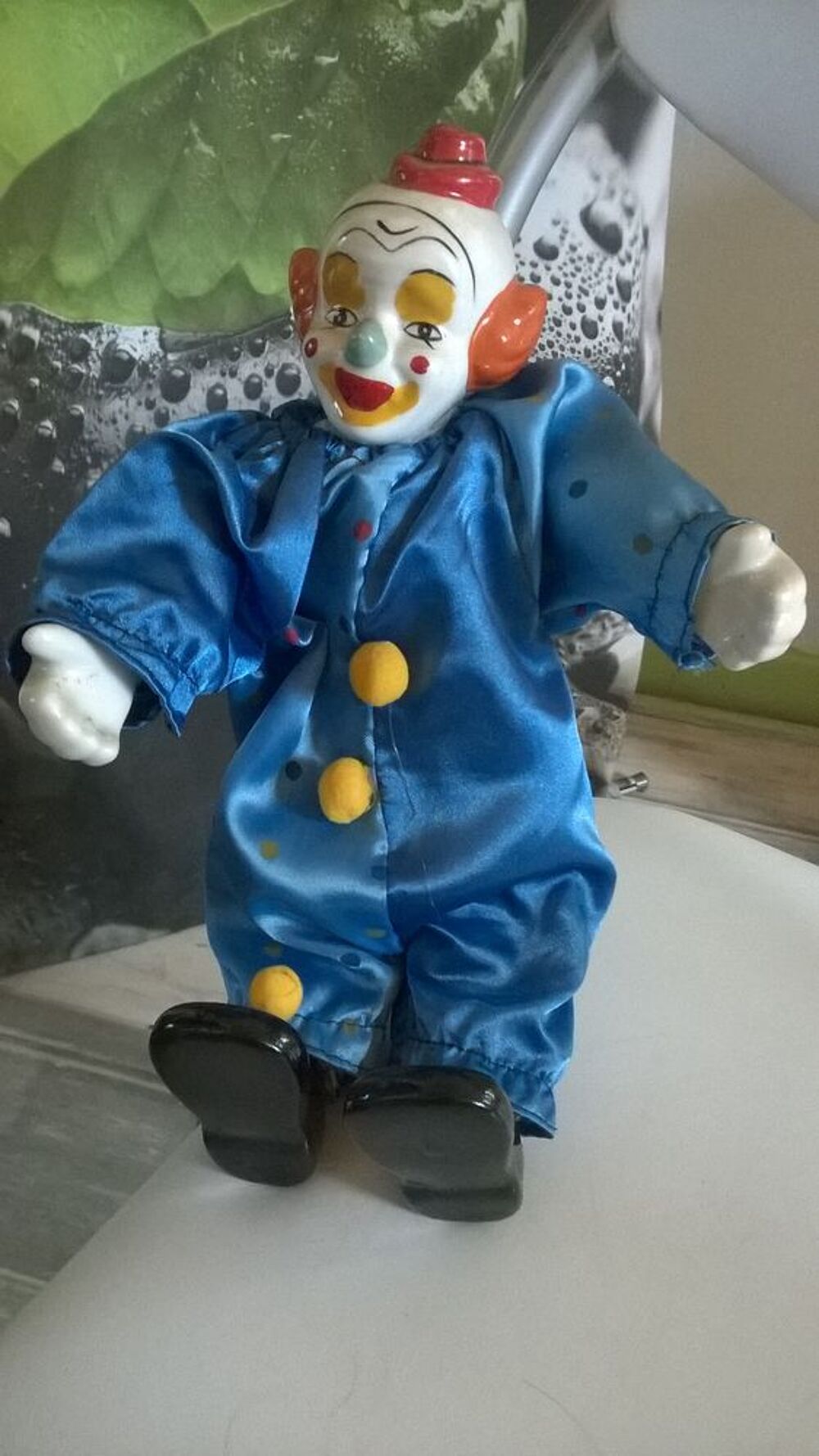 Clown bleu en porcelaine 
articule 
Tres belle pi&egrave;ce 
3
