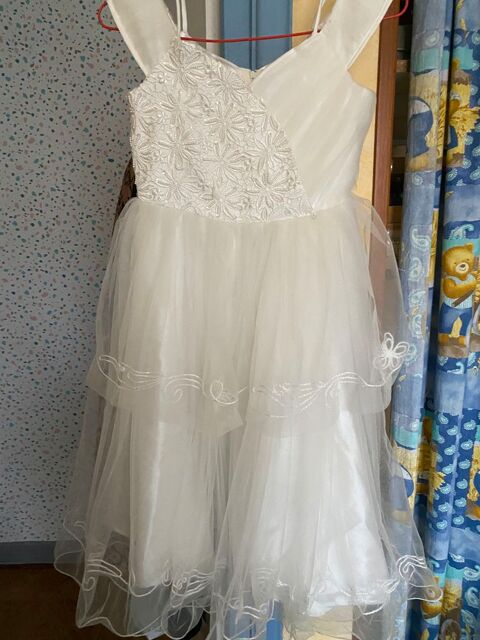 Robe  c�r�monie blanche / costume princesse
8/ 10 ans 10 La Mulati�re (69)