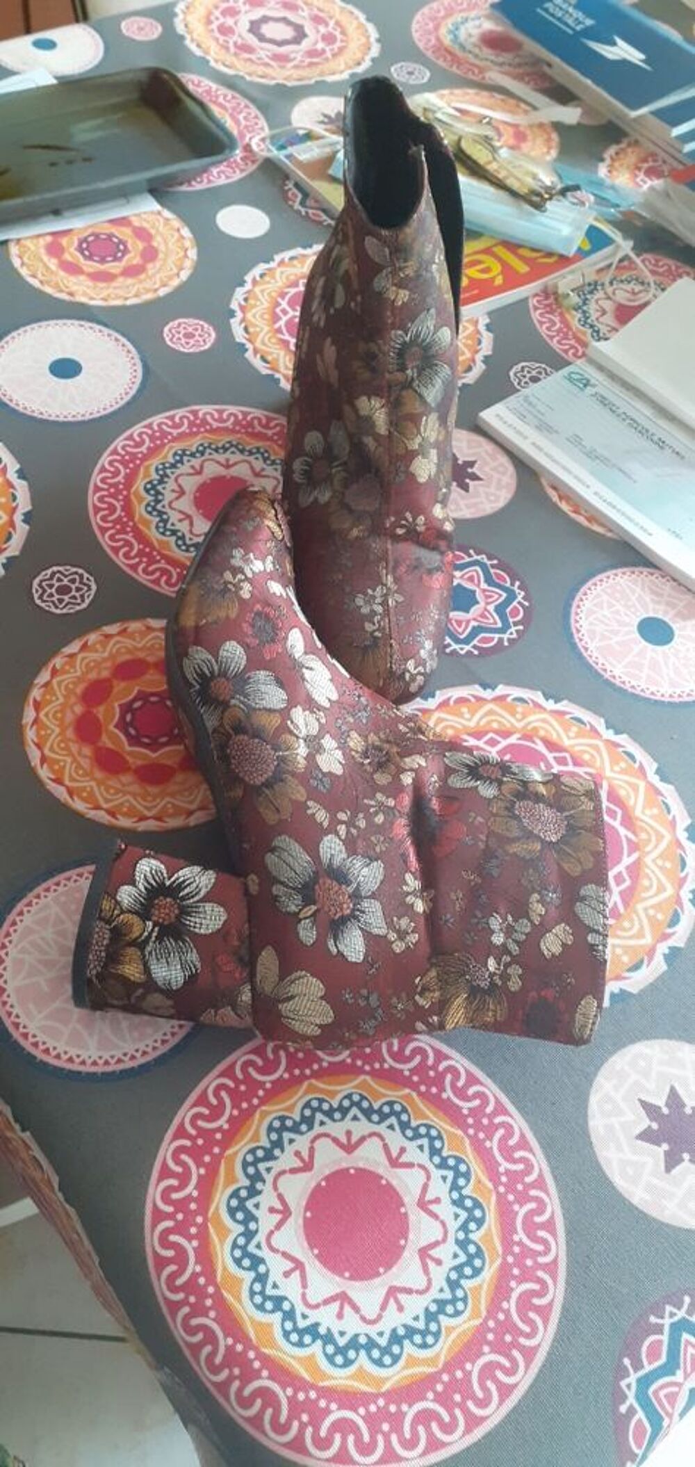 Bottines &agrave; talons fleuries sur fond bordeaux metallis&eacute; Chaussures