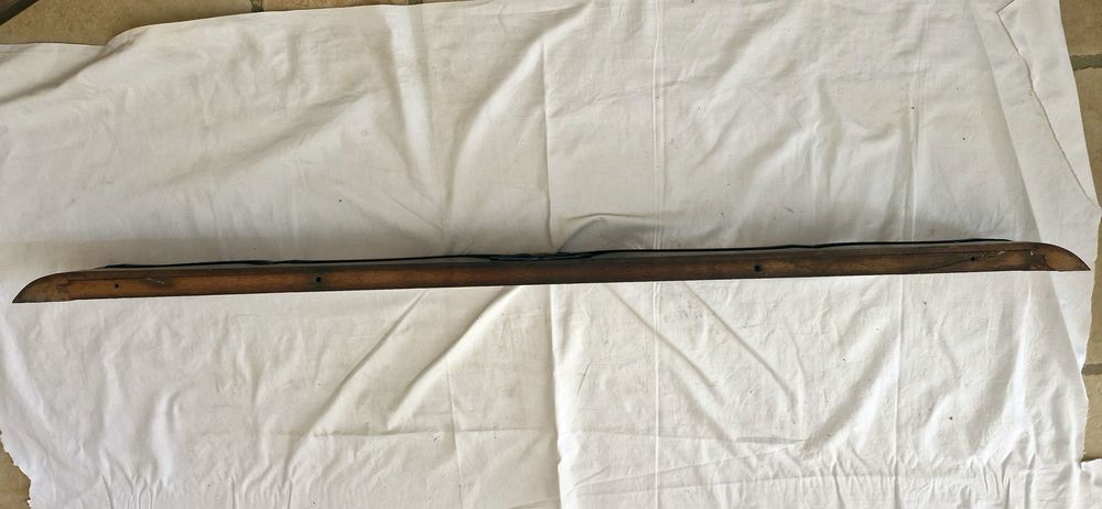 Ancien fronton sculpt&eacute; en bois ch&egrave;ne
Longueur 130cm
Décoration