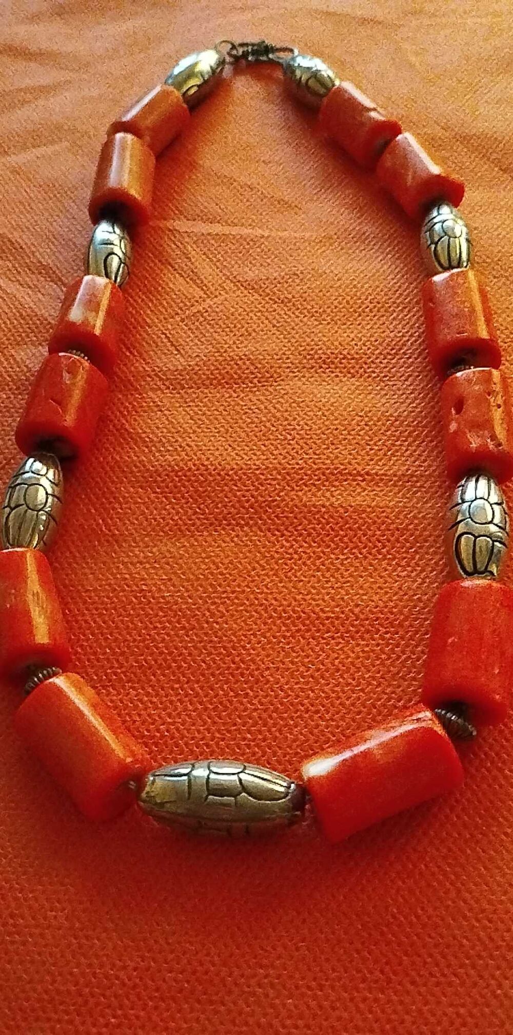 prestigieux collier &eacute;thique du Tibet en corail d'Asie. Bijoux et montres