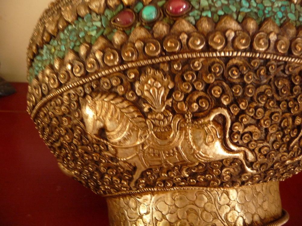 antique boite Tibet - bois massif - symboles bouddhistes Décoration