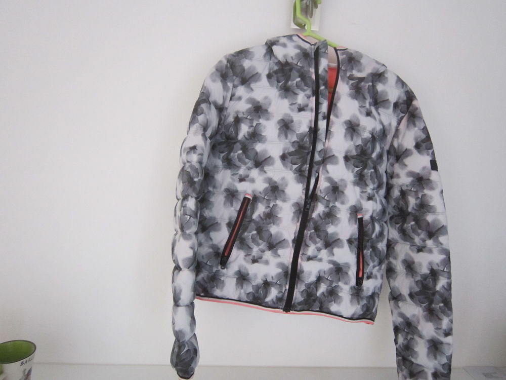 Un blouson avec capuche Vêtements