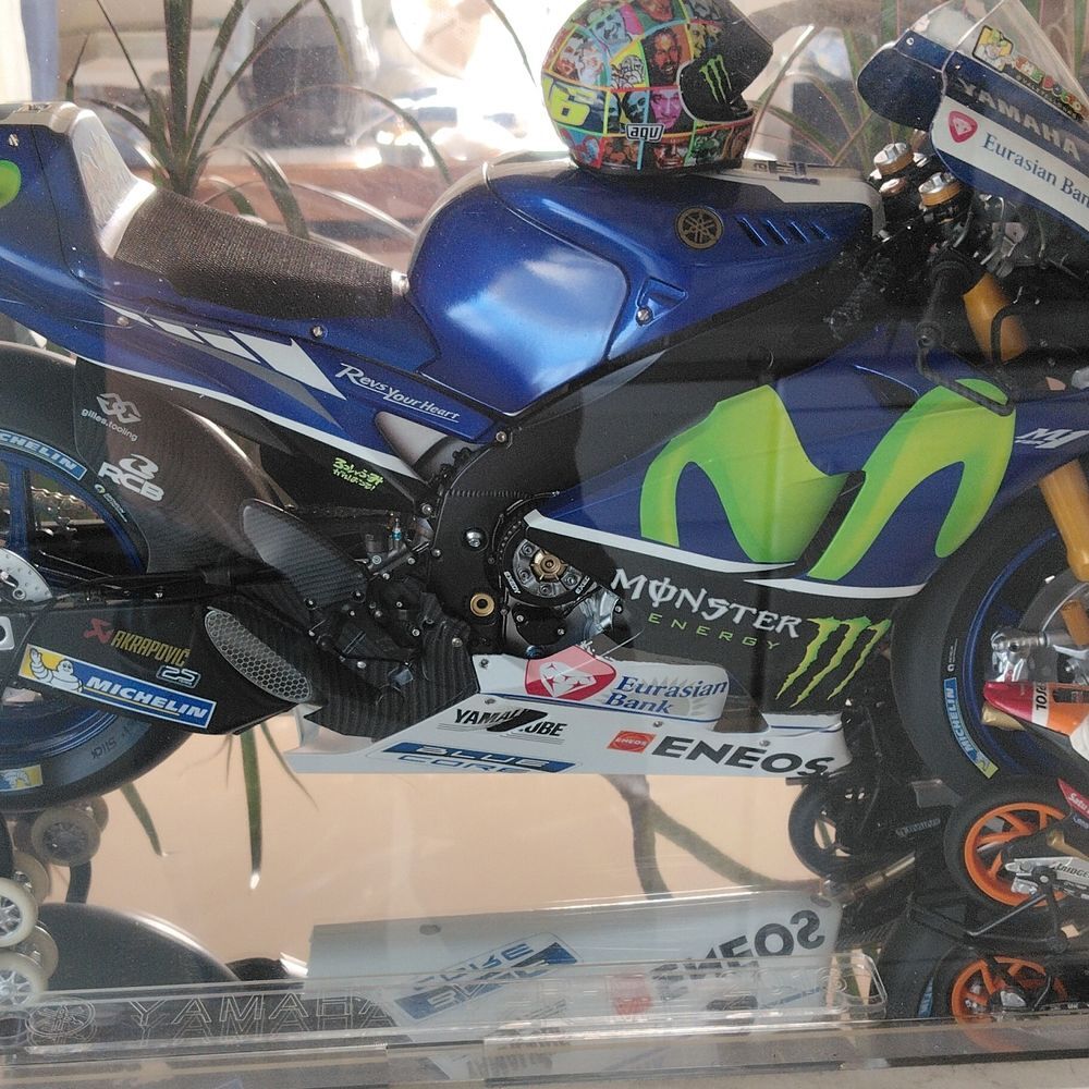 Yamaha YZR M1 2016 1/4&egrave;me Altaya Décoration
