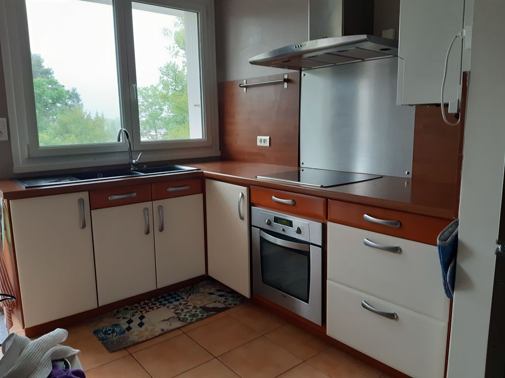 cuisine am&eacute;nag&eacute;e bois et beige avec table Cuisine