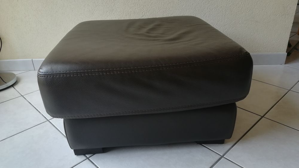 canap&eacute; en cuir 3 places et son pouf Meubles