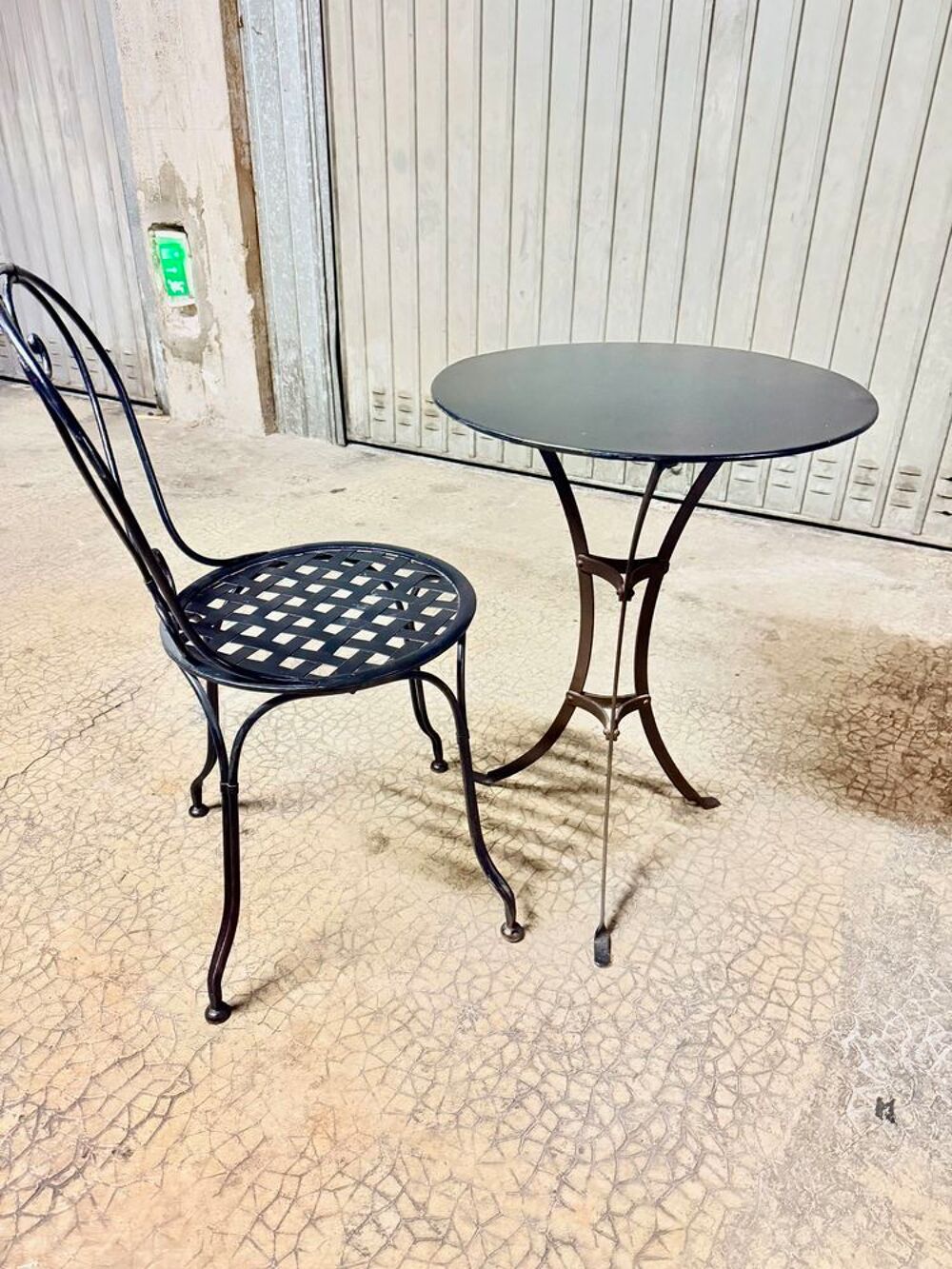 table en fer forg&eacute; avec une chaise,tr&egrave;s bon &eacute;tat Jardin