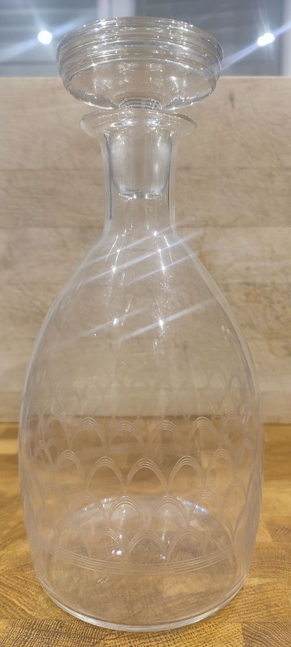 Ancienne carafe en verre grav&eacute; 