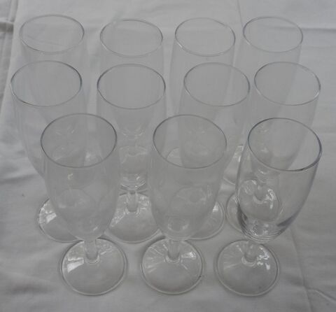 11 flutes � champagne en verre en bon �tat 
Hauteur 17 cm 8 Castries (34)