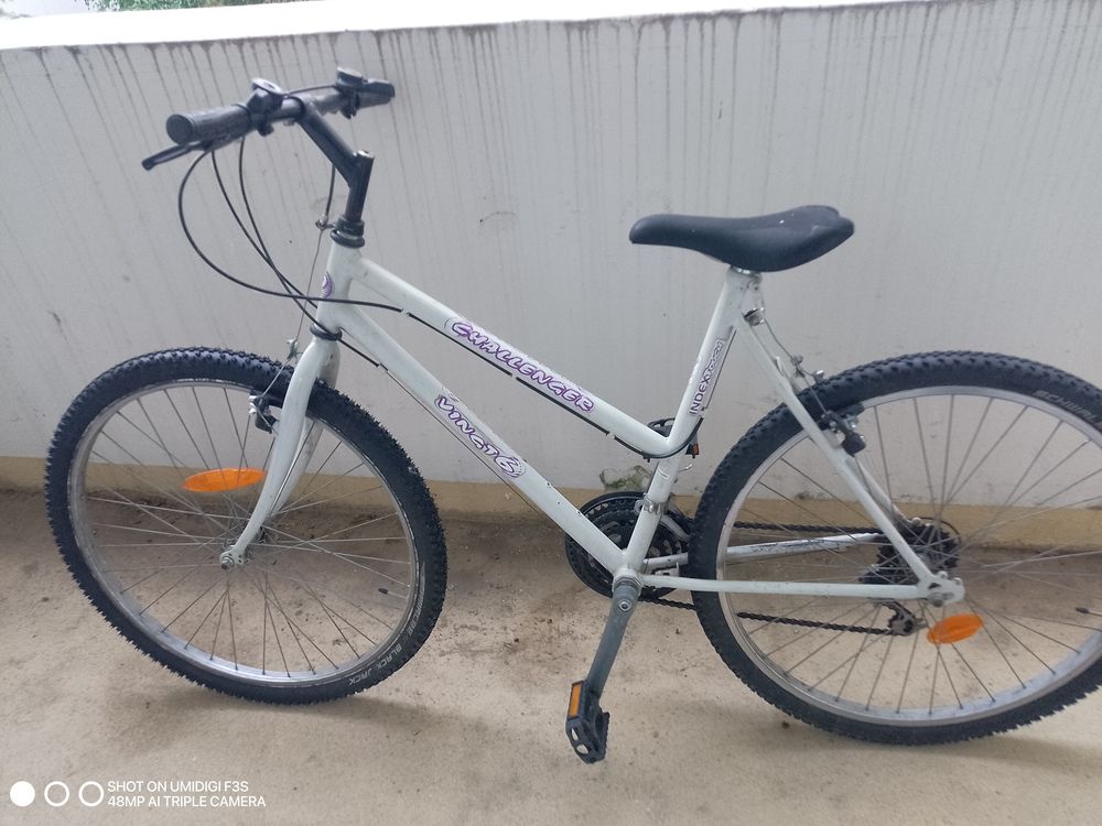 VTT mixte 
pneu et syst&egrave;me de freinage neuf 
selle &agrave; r&eacute;nover Vélos