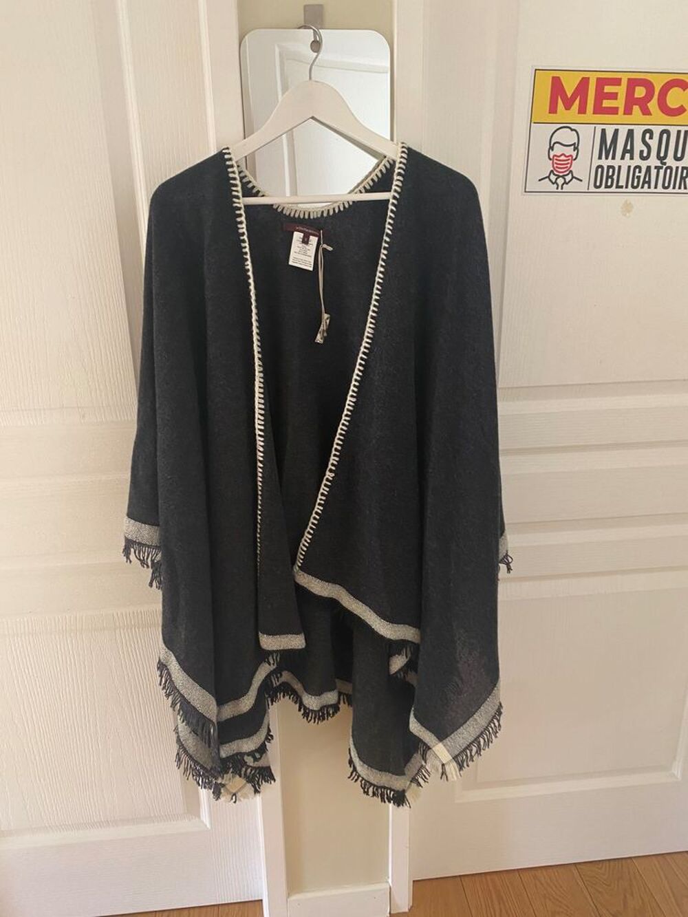 Ch&acirc;le La f&eacute;e maraboutee &eacute;tat neuf Vêtements