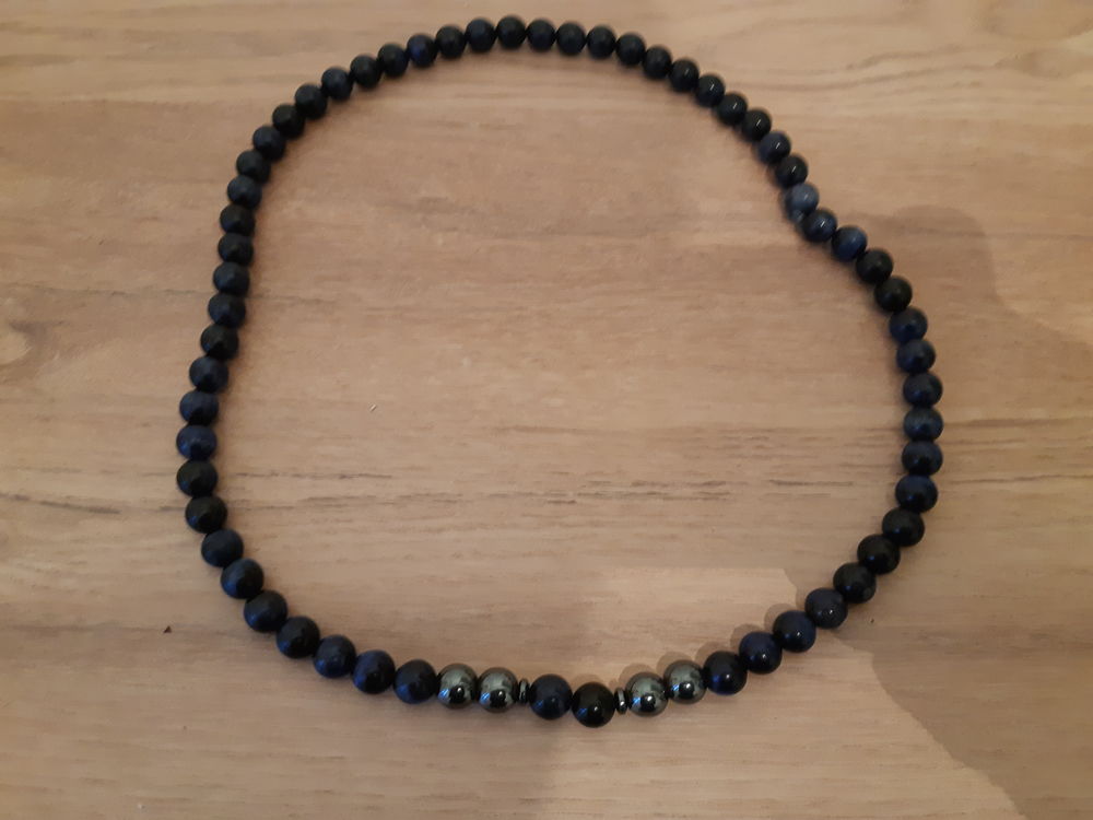 Collier et deux bracelet en oeil de tigre perles de lave Bijoux et montres