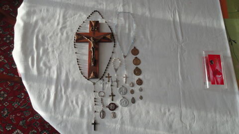 Insignes religieux + crucifix 15 Sabl-sur-Sarthe (72)