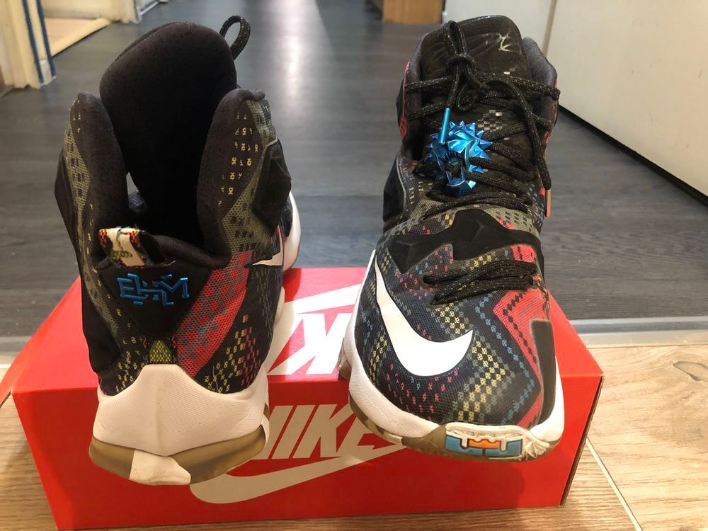 Nike LeBron 13 BHM taille 43 comme neuf Chaussures