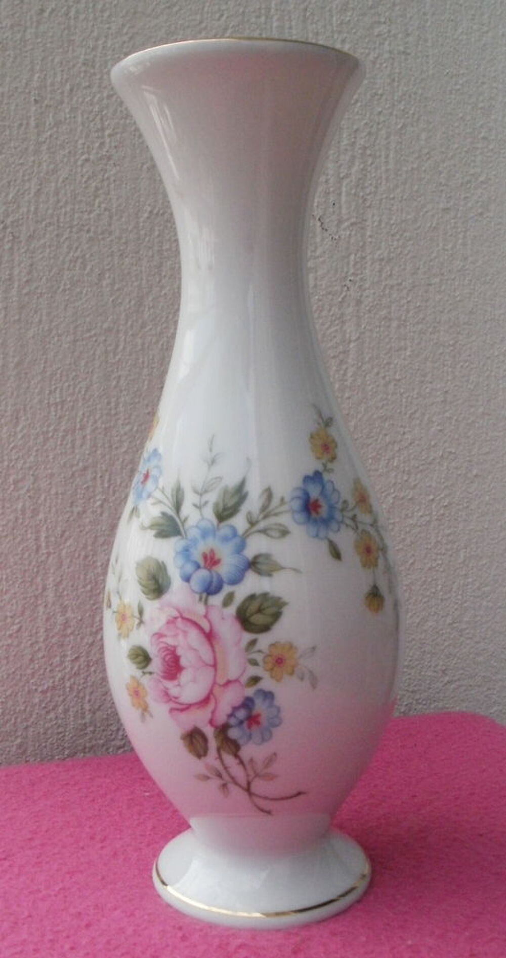 VASE en porcelaine de Limoges H 19.5 cm, bouquet de fleurs Décoration