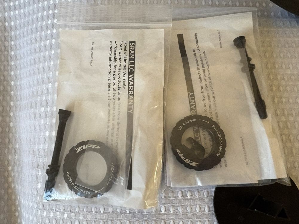 Roues tubeless carbone Zipp 303 S frein &agrave; disque 700c Shiman Sports