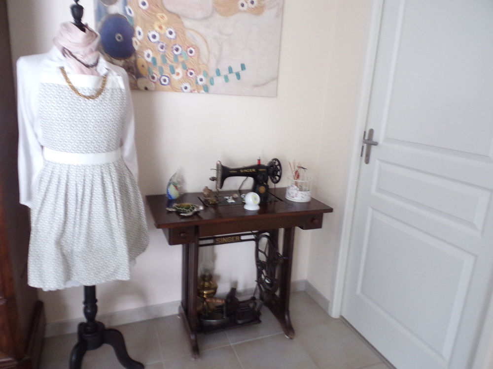 machine &agrave; coudre et mannequin Meubles