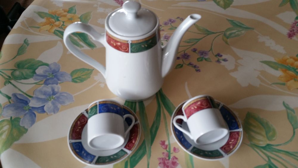 Service &agrave; caf&eacute; tasses,soucoupes et cafeti&egrave;re Cuisine