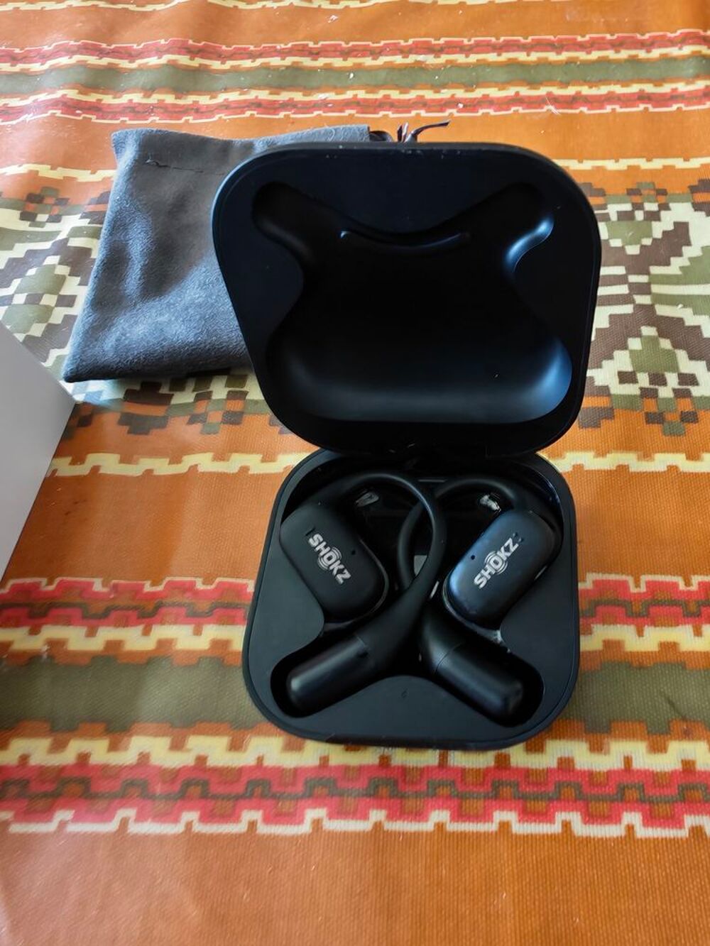 &Eacute;couteurs Shokz OpenFit avec bo&icirc;te, accessoires et c&acirc;ble de Audio et hifi