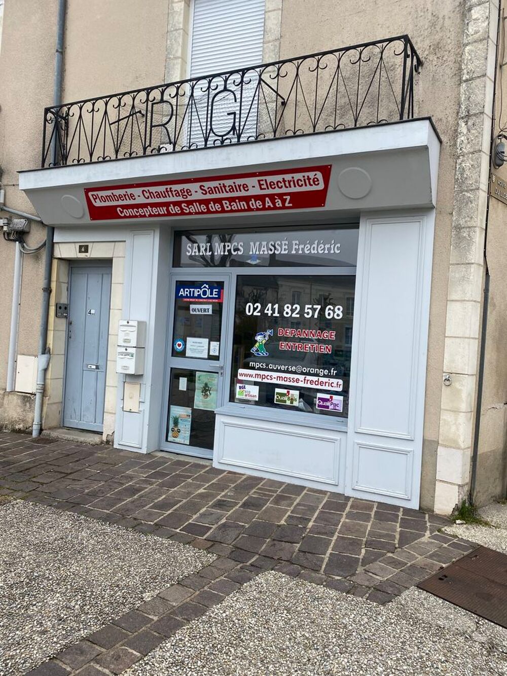 Location Atelier une vitrine publicitaire et coin bureau  noyant Noyant