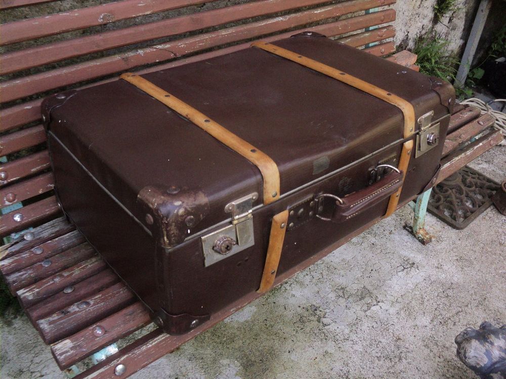 Ancienne Valise Marron Cerclages Bois. Meubles