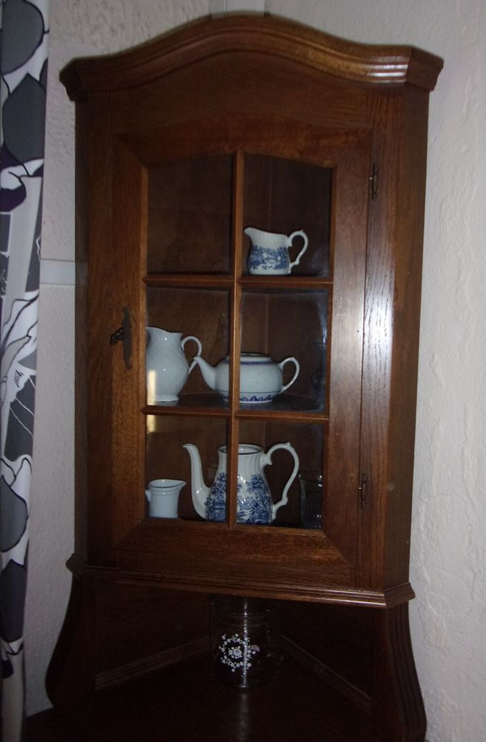 Vitrine d'angle en plaqu&eacute; ch&ecirc;ne Meubles