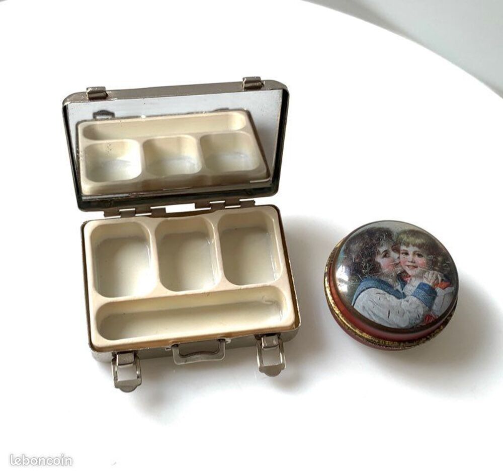 Lot 2 bo&icirc;tes &agrave; pilules anciennes valise vintage femme enfant 