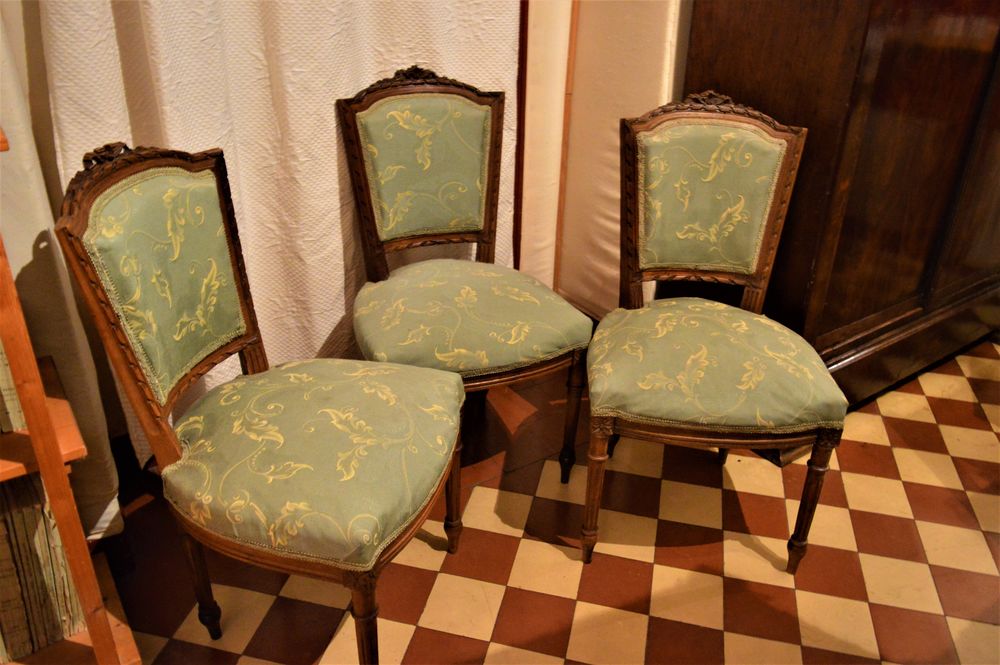 Un joli trio de chaises Meubles