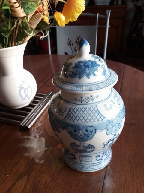 POT EN PORCELAINE AVEC SON COUVERCLE 30 Saint-Hilaire-de-Riez (85)