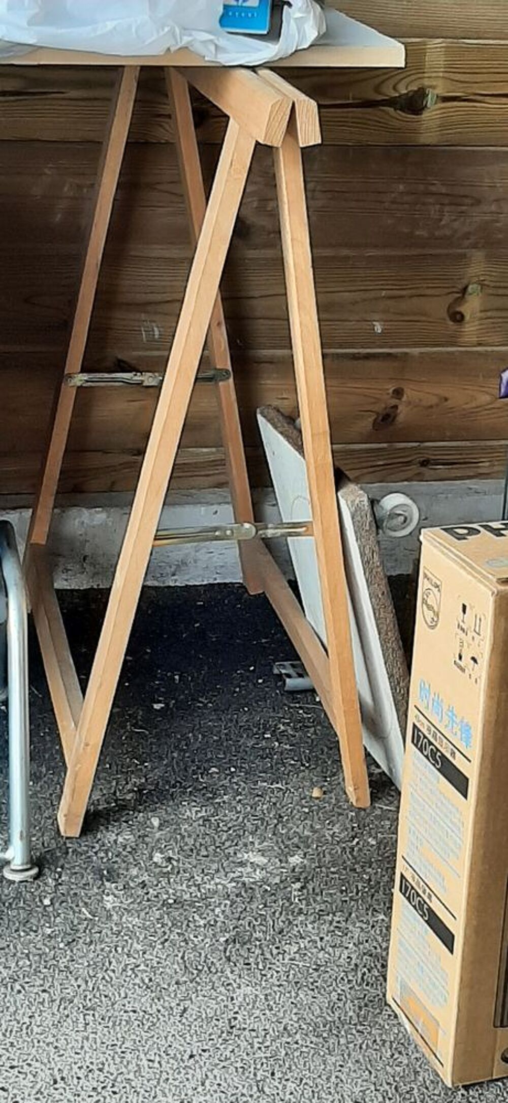Lot de 2 Tr&eacute;teaux de bois plus plaque de m&eacute;lamin&eacute; blanche Bricolage