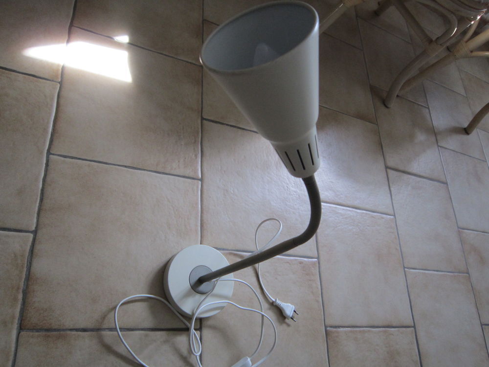 Une lampe de bureau, couleur beige Electromnager