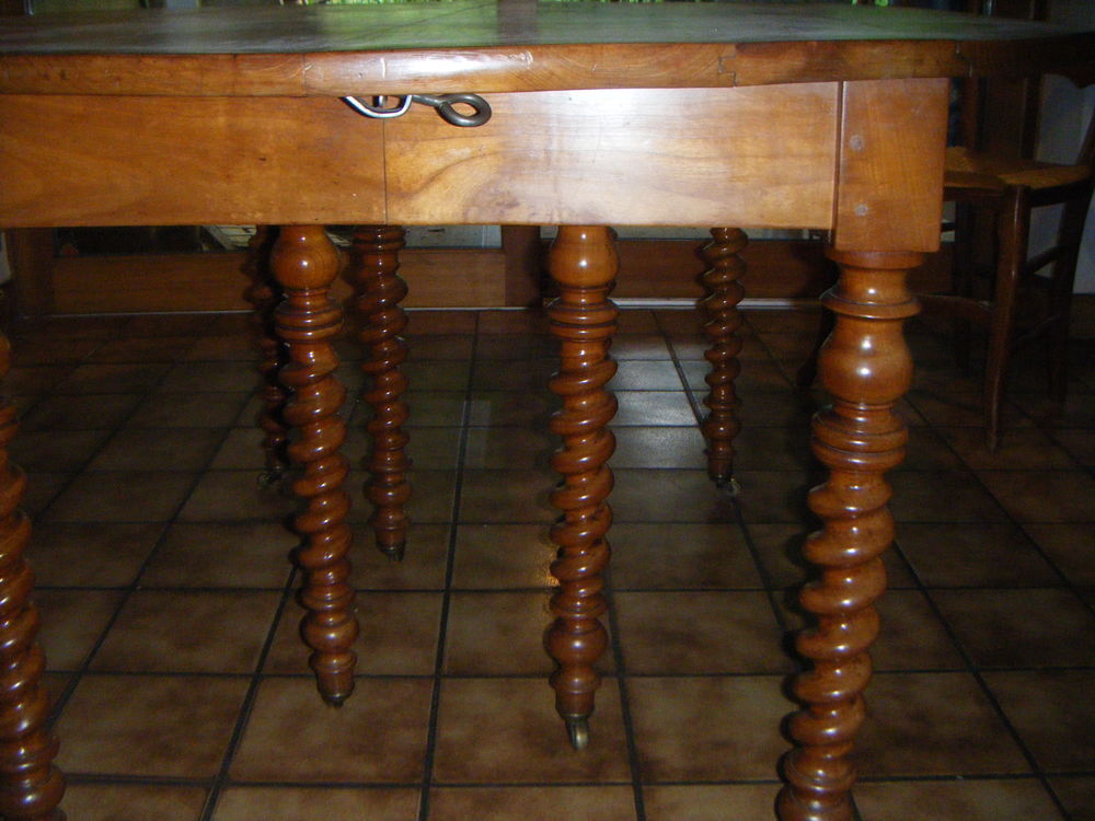 table ancienne . Meubles